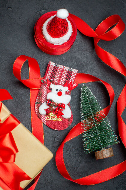 手套美丽的礼物xsmas袜子圣诞树圣诞老人帽子在黑暗的背景袜子筹码圣诞老人