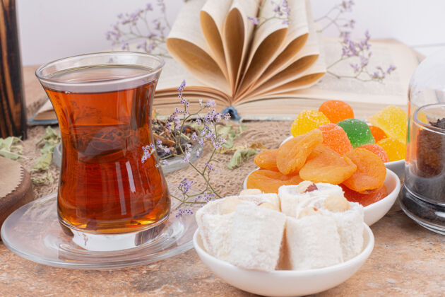 文化一杯茶 各种糖果和杏干放在大理石桌上糖茶传统