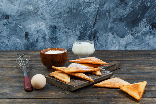 堆木板上的薄煎饼加牛奶和鸡蛋小吃美食枫树