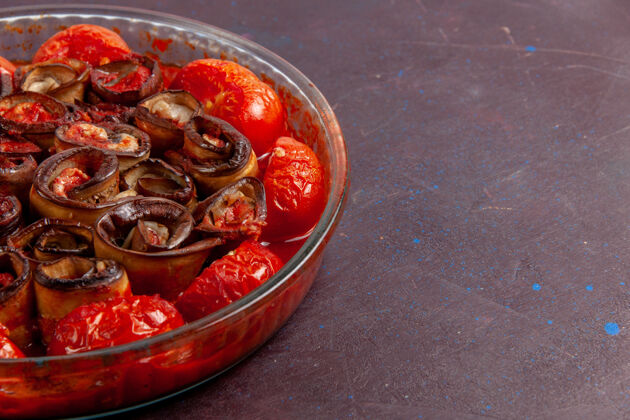 胡椒前视图熟蔬菜餐番茄和茄子在黑暗的表面可食用的水果菜肴前