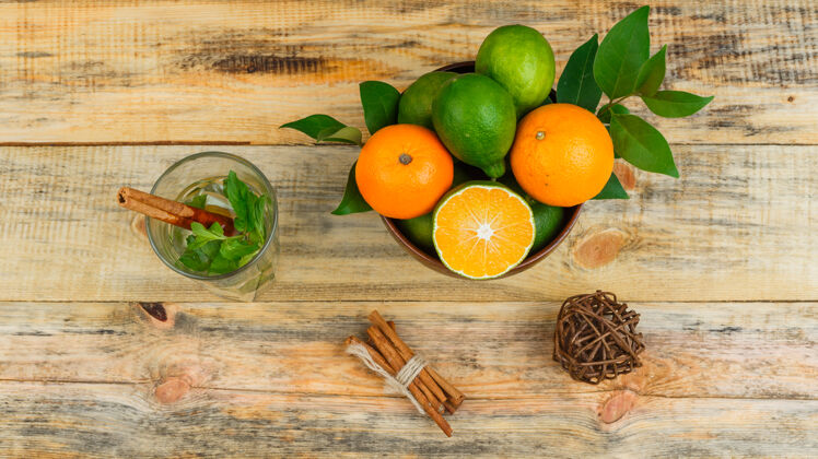 切割木板上陈皮和发酵饮料的俯视图成熟素食有机