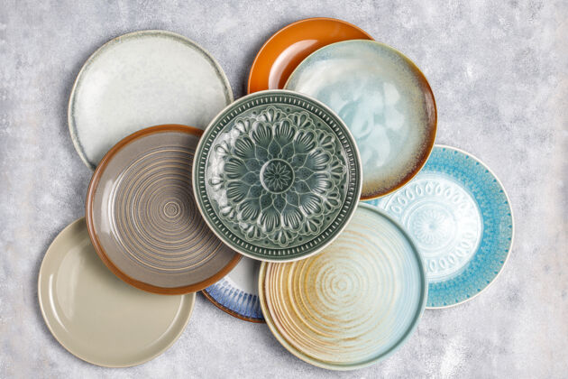 圆形不同的陶瓷空盘子和碗餐具俯视图现代