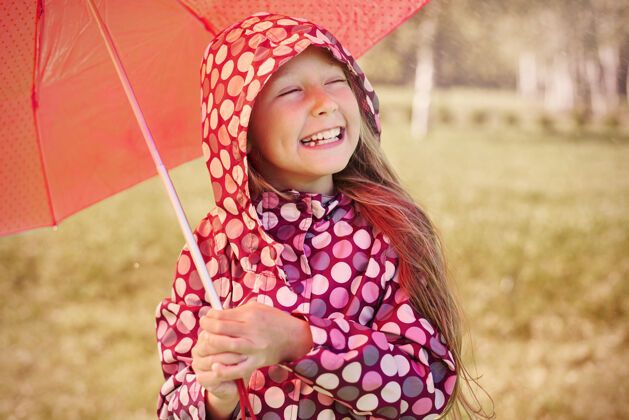 保护享受雨天的女孩场景多寒冷