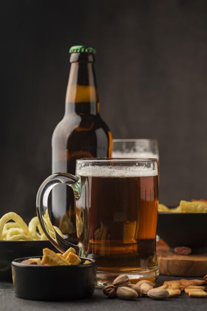 酿造啤酒品脱和啤酒瓶的前视图啤酒麦芽酒瓶子