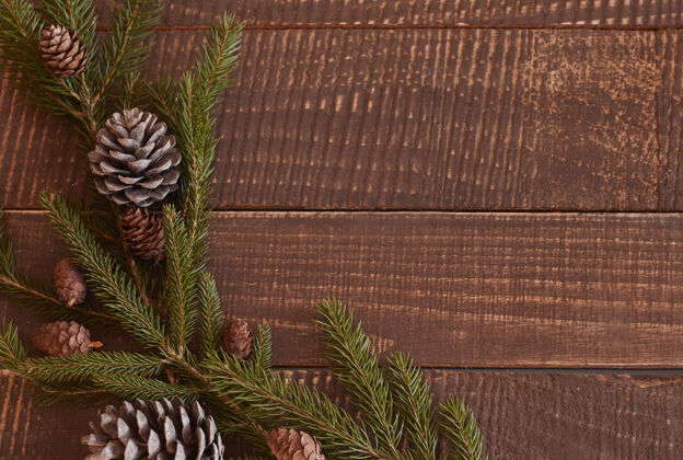 冬青树桌上放着圣诞花圈树枝装饰木制