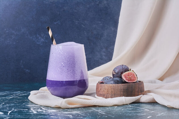 水果紫色的无花果配一杯蓝色的饮料冰沙杯子素食