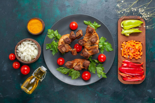 肉俯视图蓝色背景上有绿色 樱桃 西红柿和橄榄油的切片熟肉午餐晚餐西红柿