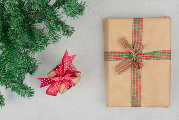礼物两个可爱的礼品盒 灰色的墙上有绿色的金属片细节丝带惊喜