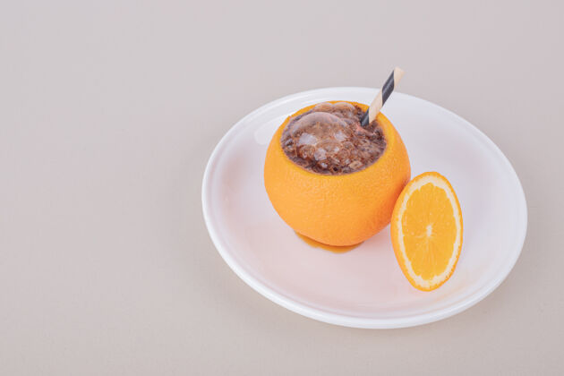 甜味把橙汁放在白色盘子里多汁的果汁凉的