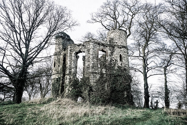 废弃英国林地里的旧城堡废墟外部树塔