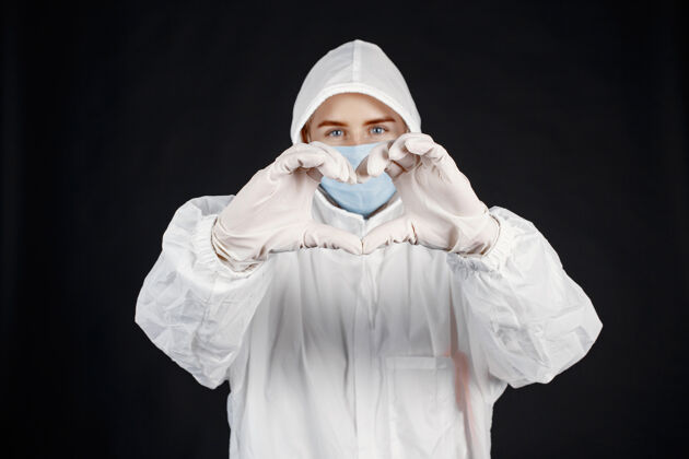 诊所戴着医用面罩的医生冠状病毒主题白色背景下隔离穿防护服的女人人医生护理