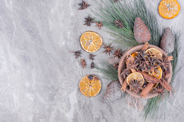 柑橘一个木制的圣诞杯 里面有橘子片 茴香和肉桂甜味质量清淡