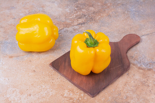木板黄色的甜椒放在木盘上大理石酸味甜食