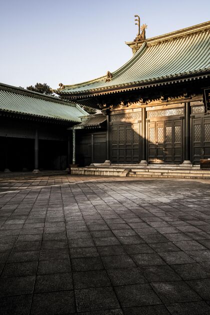 建筑阳光照在传统的日本木神庙上建筑建筑寺庙