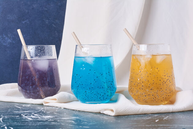 美味水果种子与五颜六色杯上的饮料蓝色美味酸异国情调