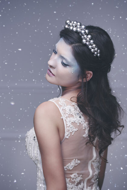 温度冬季景观中的冰女王肖像时装模特霜冻