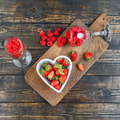 木制草莓放在碗里 覆盆子放在杯子里覆盆子草莓天然