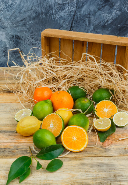不同用木板上的木箱封闭柑橘类水果一半多汁新鲜
