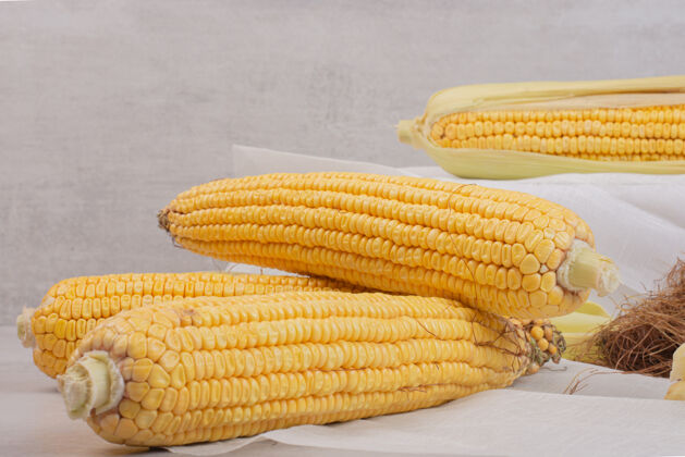 有机新鲜的玉米芯和白玉米芯植物生的生的