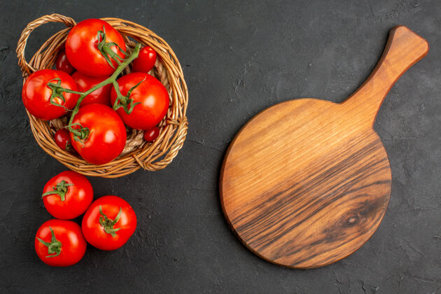 配料顶视图新鲜的红色西红柿在篮子里健康打击乐器蔬菜