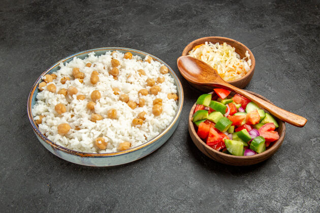 肉特写镜头中的调味豌豆 米饭泡菜和沙拉在黑暗中午餐菜晚餐