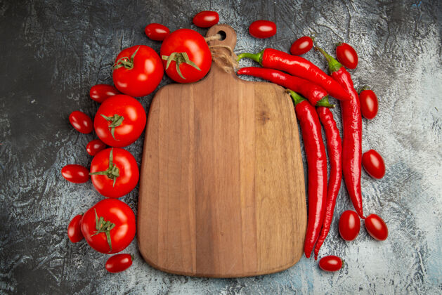 西红柿顶视图新鲜番茄和辣辣椒托盘成熟蔬菜