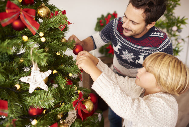 房子和爸爸一起装饰圣诞树家圣诞装饰家庭