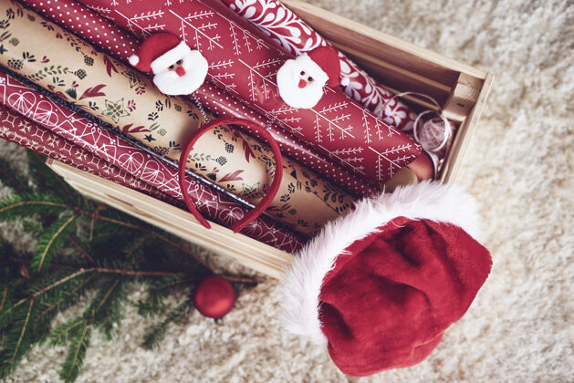 Up装圣诞纸和圣诞帽的木箱圣诞帽圣诞装饰事件