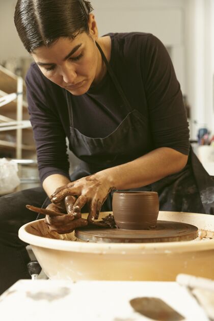 粘土专业的工匠在车间工作陶器职业爱好