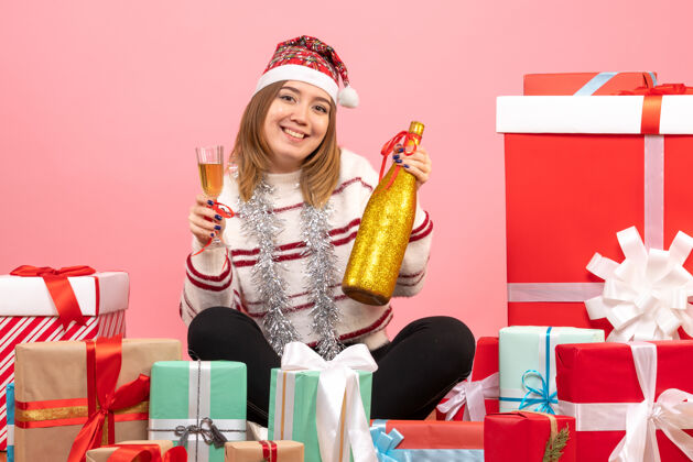 庆祝正面图年轻女性用香槟庆祝圣诞节年人成人
