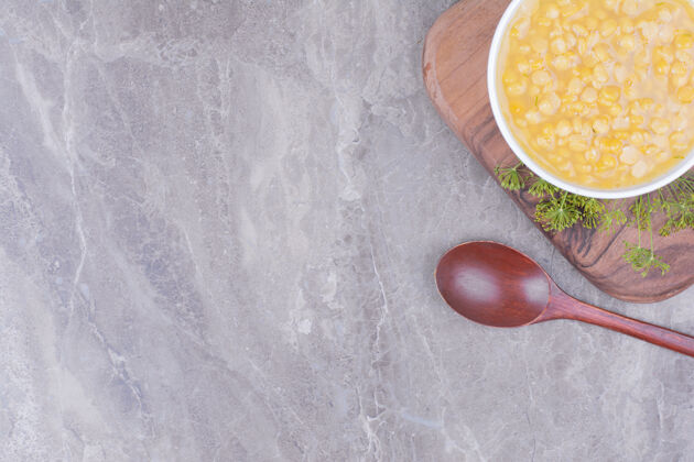 膳食白色陶瓷盘中的豌豆汤顶部视图午餐景观