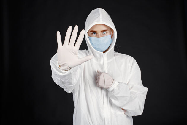 健康戴着医用面罩的医生冠状病毒主题白色背景下隔离穿防护服的女人儿科医生工作职业
