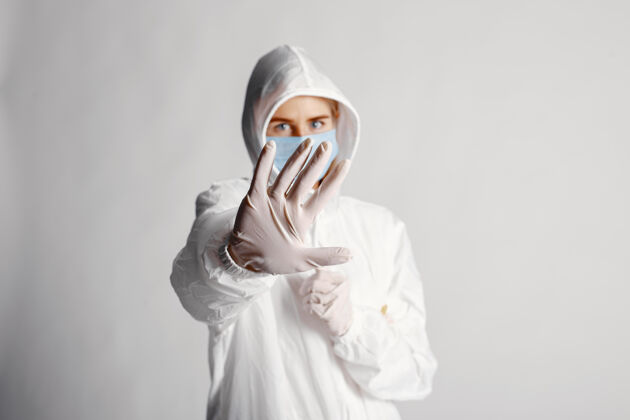 保健戴着医学面具的医生冠状病毒主题隔离在白色背景上护理药从业者