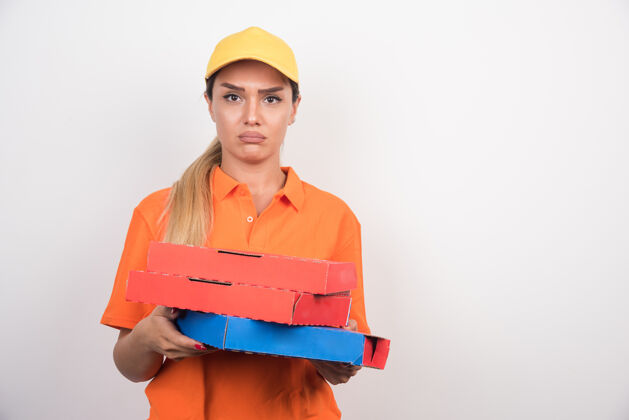 用餐年轻的送货员拿着比萨饼盒在空白处人食物披萨