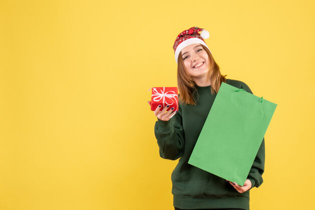 微笑正面图：年轻女性 带着小礼物和购物包女人女人购物