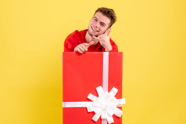 站立正面图穿红衬衫的年轻男子站在礼品盒内男性里面微笑