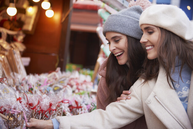 公平圣诞节市场上有很多糖果可供选择的女人庆祝圣诞装饰圣诞老人