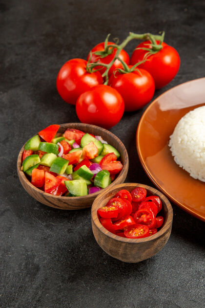 新鲜黑暗中的棕色盘子上不同种类的蔬菜和大米的特写镜头胡椒饮食营养