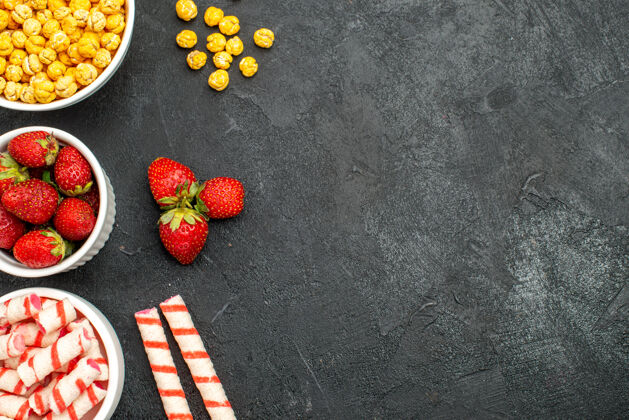 食物顶视图新鲜草莓和糖果健康餐桌背景草莓