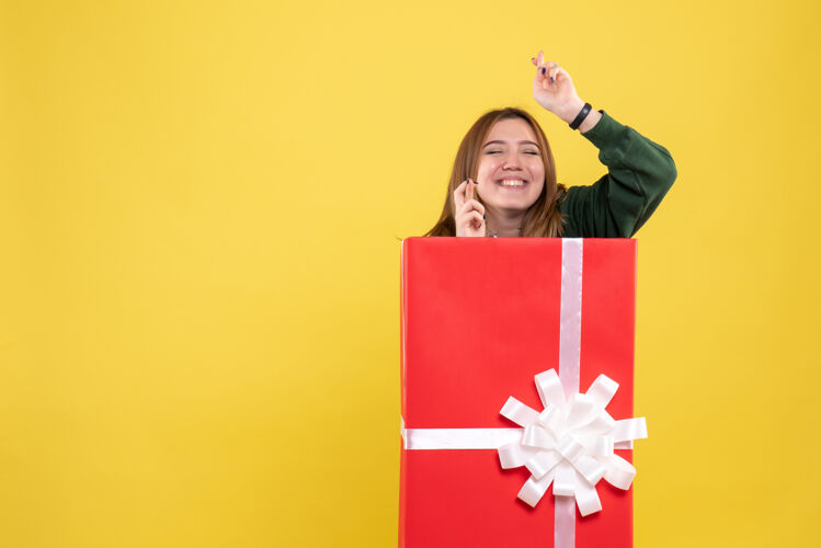 礼物礼物盒内年轻女性的正面图购物里面盒子