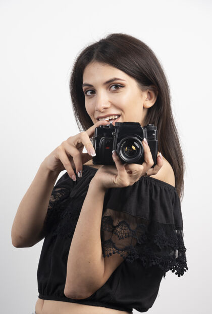 焦点漂亮女人拿着相机站着女人摄影师年轻