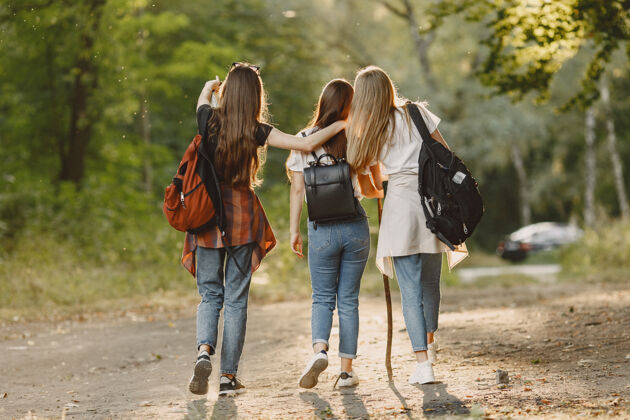 生态冒险 旅游 远足和人的概念三个女孩在森林里乡村运动远足