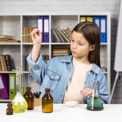 创新者做化学实验的女孩孩子炼金术女孩
