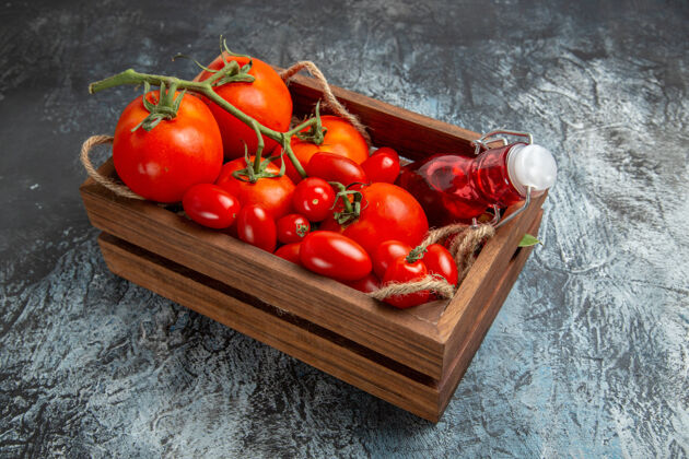 有机正面图新鲜西红柿和樱桃在盒子里西红柿素食健康
