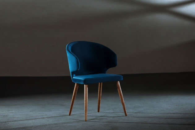 皮革舒适的蓝翼椅在灰色墙壁的工作室里室内室内椅子