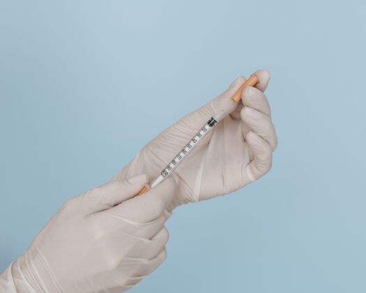 疫苗手拿注射器戴手套接种水平免疫