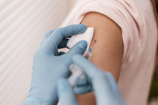 安全高角度的病人接种疫苗免疫接种医生