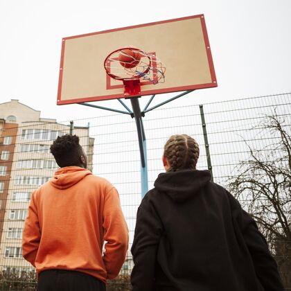 篮球青少年在户外打篮球健身城市健康
