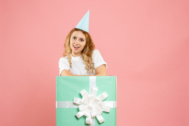 微笑正面图年轻女性站在礼品盒内聚会礼物粉色