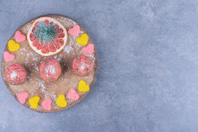 水果一块木板 上面放着糖果和饼干心糖吃